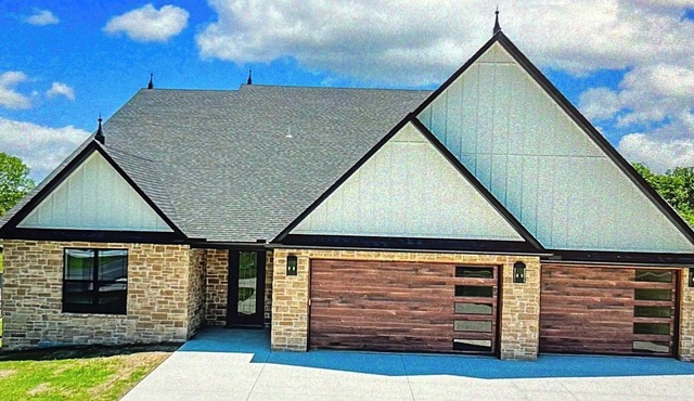 Luxurious Lakefront 7-bedroom house on Monkey Island, waterfront, boat slip