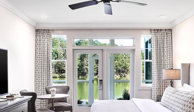 Luxurious Lakefront Suite w/Screened Porch & Complimentary WiFi