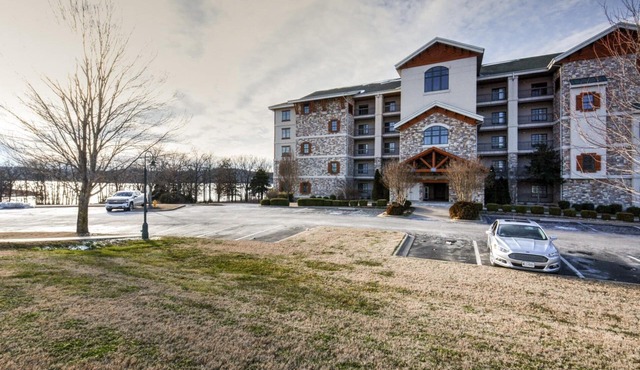 LUXURIOUS LAKEFRONT CONDO