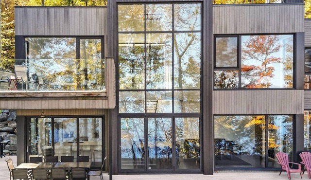 Luxurious Lakefront Retreat Hot tub Sleeps 14