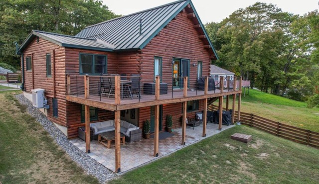 Luxurious Lakefront Log Home with Private Dock and fenced in yard