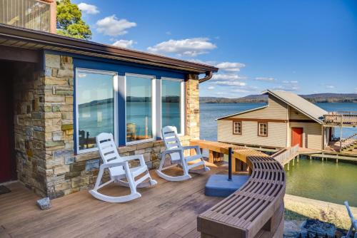 Luxurious Lakefront Paradise in Scottsboro w/Dock