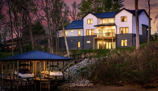 Luxurious Lakefront Retreat in Kingston