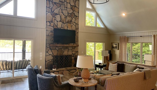 Luxurious Lakefront Retreat
