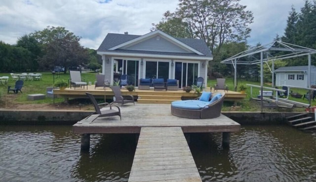 Luxurious Lakefront Retreat – Sleeps 11