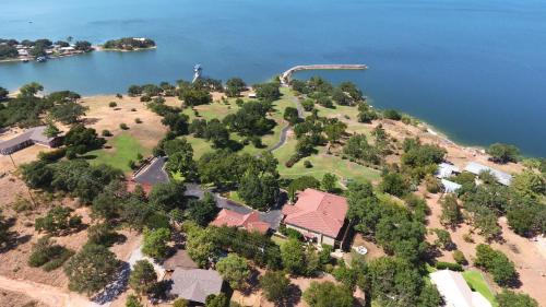 Luxurious Lakefront Estate: Spectacular Views, Expansive Grounds and Private Jetty
