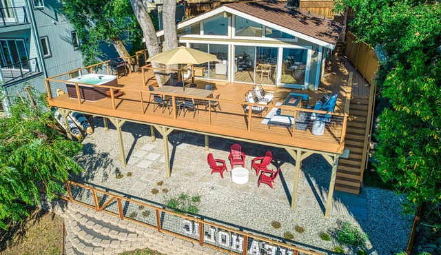 Luxurious lakefront with views, deck, spa & your private dock