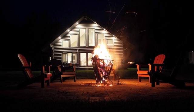Luxurious Lakefront Log Home with Entertainment Building on Moosehead Laken