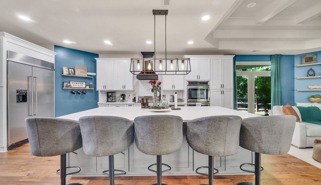 Luxurious Lakefront Villa in Weddington
