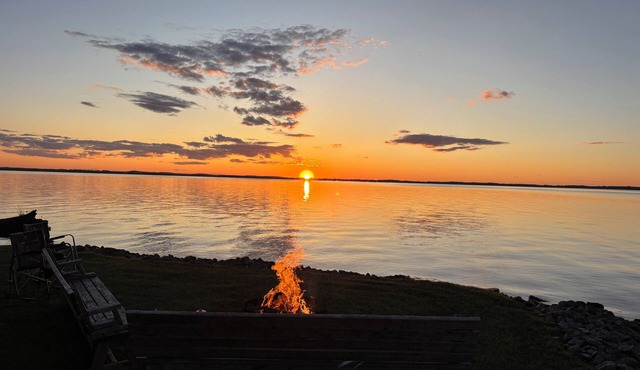 Luxurious Lakefront Escape – Premier EAA Rental with Breathtaking Views