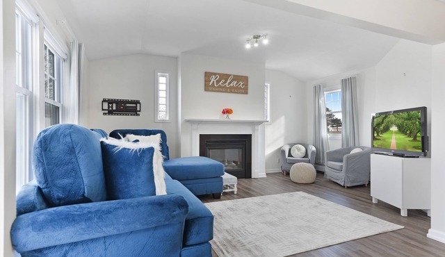 Luxurious Lakefront Home- Niagara