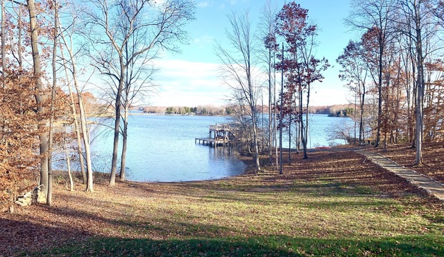 Luxurious Lakehouse Retreat, waterfront with all the toys!