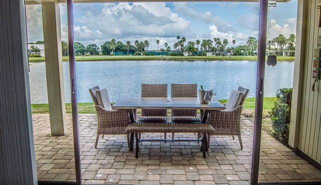 Luxurious Lakeside Getaway: Ground Floor Condo with 3 En-Suite Rooms, Golf Access, Amazing Sunsets