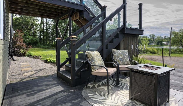 Luxurious Lakeside cottage w/Hot Tub
