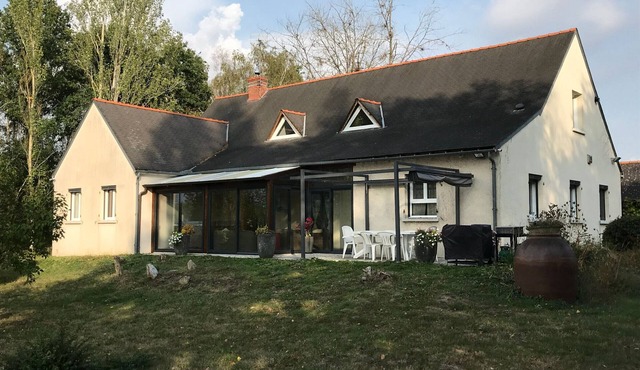 Luxurious Lakeview Retreat: Hot Tub, BBQ, Playground, Near ZooParc & More!