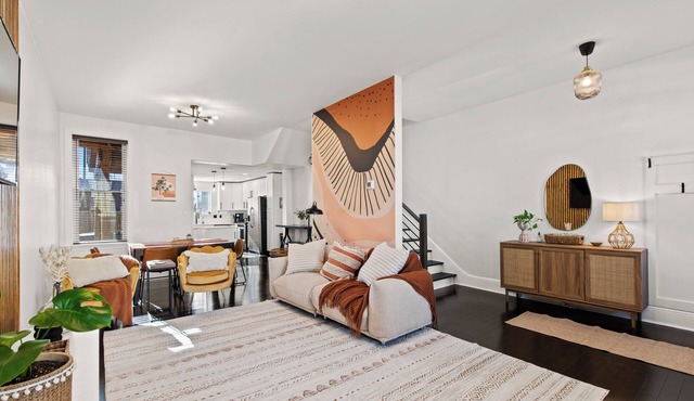 Luxurious Lancasater home [6 beds - 10 guests]! FREE parking! Clean + walkable!