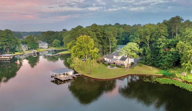 Luxurious large 3bd/2ba Home with Dock with beautiful sunset views
