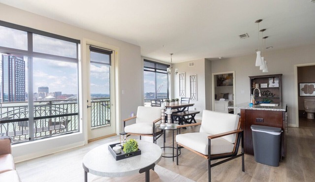 Luxurious large Downtown Top Floor Corner 2 Bed 2 bath - #621