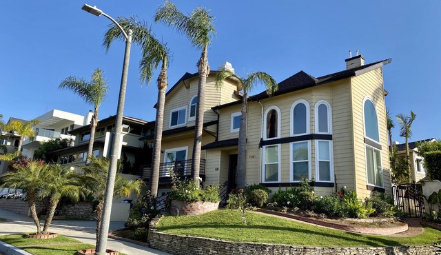Luxurious Large Home - 5 min from beach w/free parking