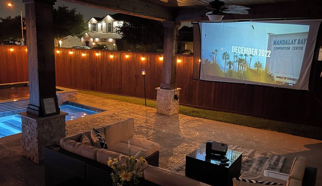 Luxurious Large Modern Home, heated spa and pool