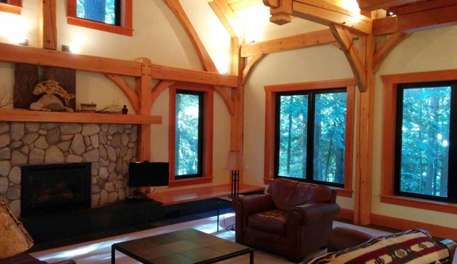 Luxurious, large, timber frame cabin at Priest Lake Idaho
