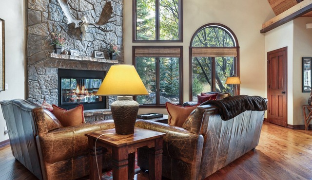 Luxurious & Large with Private Hot Tub - 3 Living Rooms - Convenient to Free Bus