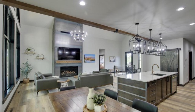 Luxurious Lead Vacation Rental with Private Hot Tub!