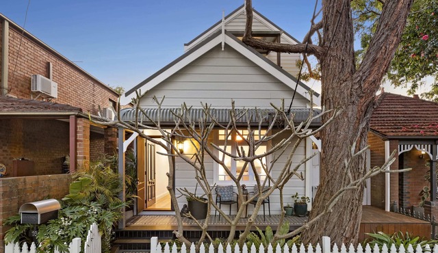 Luxurious Lilyfield With Pool and Parking