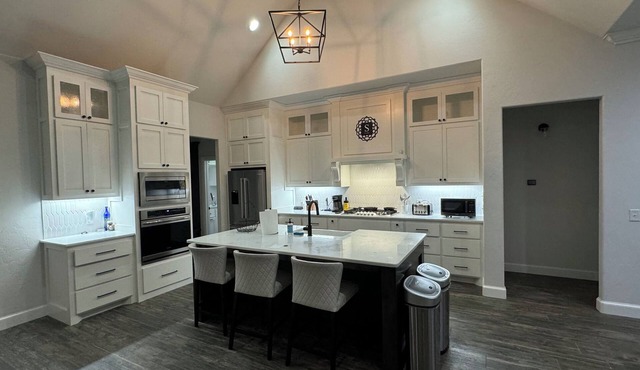 Luxurious Living in Mustang - Executive style home, great for families!