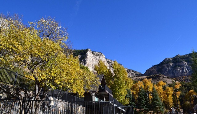 Luxurious Lodging in the Wind River Canyon