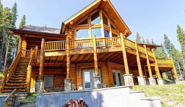 Luxurious Log Cabin, 4 Master Suites nRomantic Winter Escape with Mountain View!