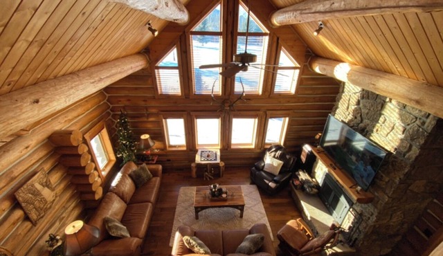 Luxurious Log Cabin & Hot Tub on Golf Course with Spectacular Mountain Views