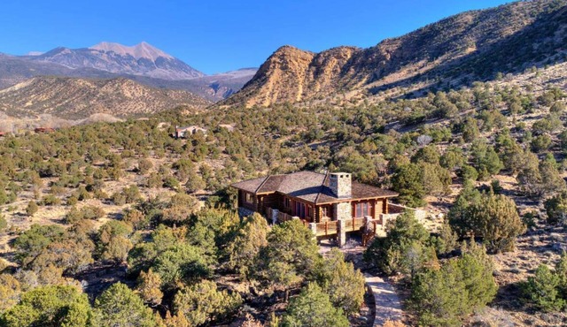 Luxurious Log Cabin Near Moab & Red Rock Canyons!