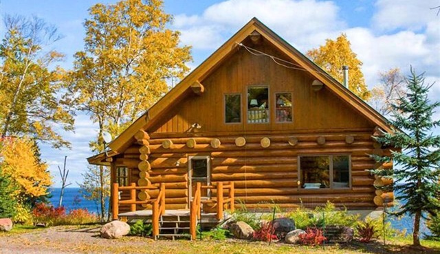 Luxurious Log Cabin on Lake Superior