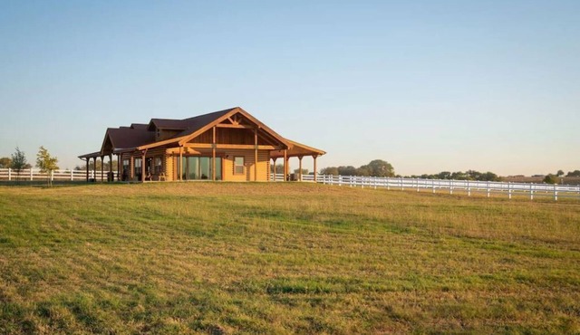 Luxurious Log Cabin on Premiere Equestrian Facility in Georgetown, TX