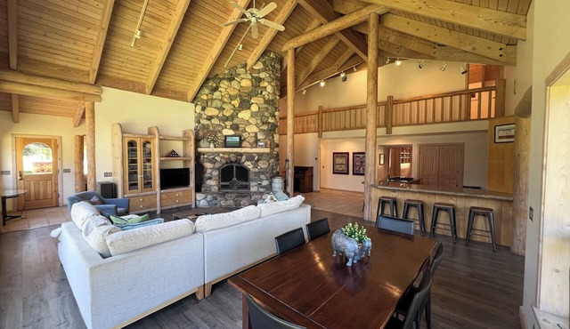 Luxurious Log Home Retreat