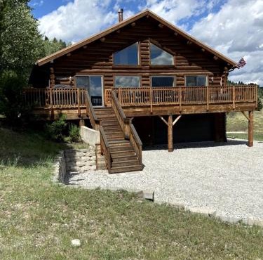 Luxurious Log Home with Madison River Views near Three Dollar Bridge, J & J Ranch, Montana