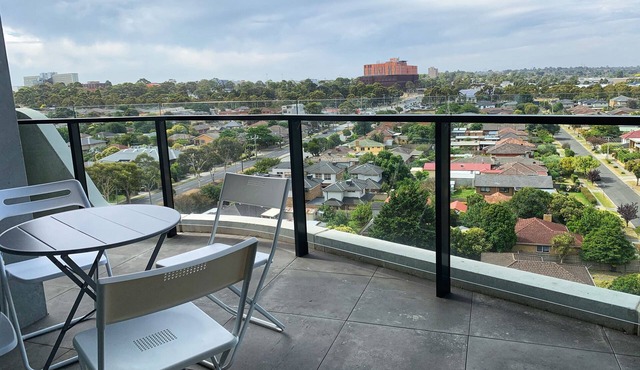 Luxurious M-City Retreat 2 Queen Beds, Mountain Views, Pool,BBQ,Tennis, &Parking