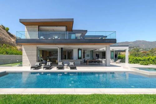 Luxurious Malibu 6BR Estate with Pool, Theatre, Views