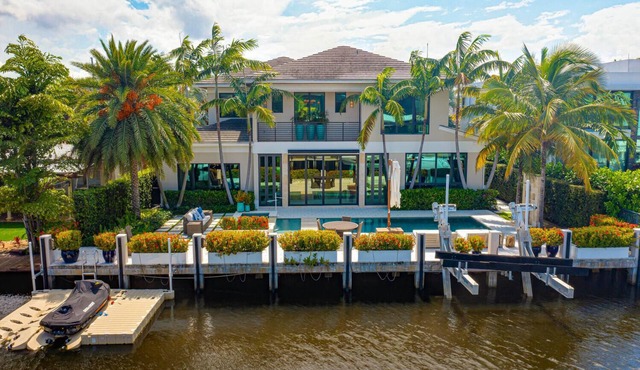 LUXURIOUS MANSION WITH 5 SUITES ON THE WATER!