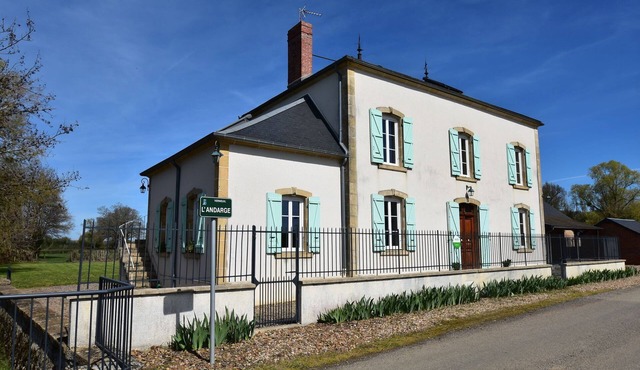 Luxurious Mansion in Verneuil with Whirlpool