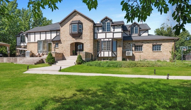 Luxurious Mansion w Orchard & Double Pickleball & Spa