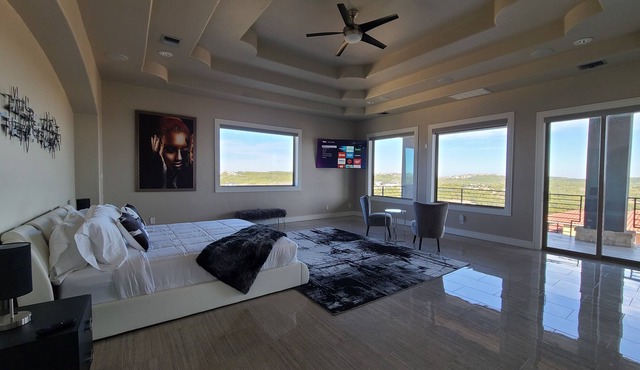 Luxurious mansion with 7 spacious master suites and gorgeous views