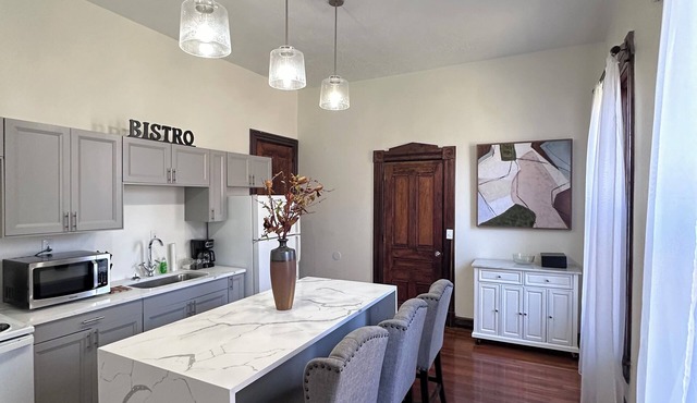 Luxurious Marble bath & kit1 bedroom condo WiFi nDAYTON 2 min downtown 5 min UD