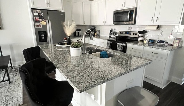 LUXURIOUS MASTER'S WEEK 2br townhome, 20 mins away WiFi, Washer/Dryer, Sleeps 6.