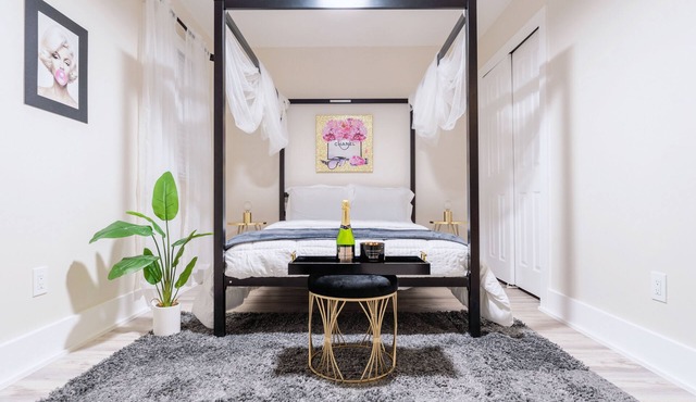 Luxurious Master BR suite w/Hot tub, Pool table ,Parking & perfect for long stay