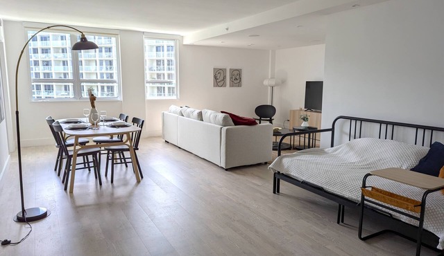 Luxurious Miami Condo, steps from South Beach: your resort-style oasis awaits!