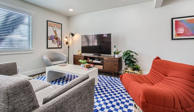 Luxurious mid-century private home near downtown! Game room & fire pit!
