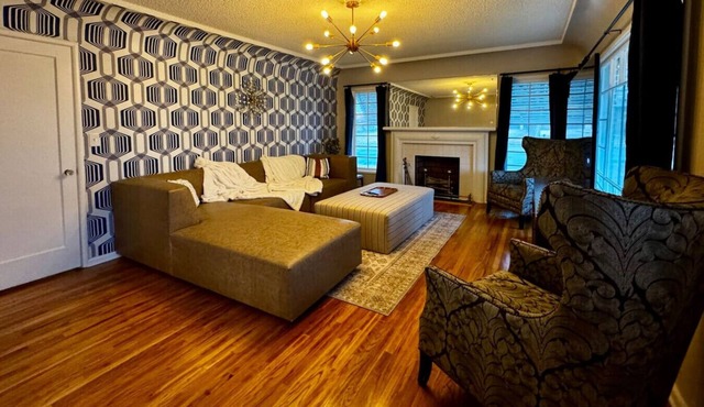 Luxurious Mid-Century-Retreat