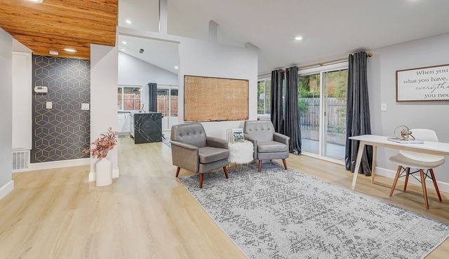 Luxurious Mid-Century Riverside Retreat Near UCR